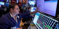 Jornada financiera: el dólar se mantuvo estable, cayeron las acciones y siguió la volatilidad de las tasas