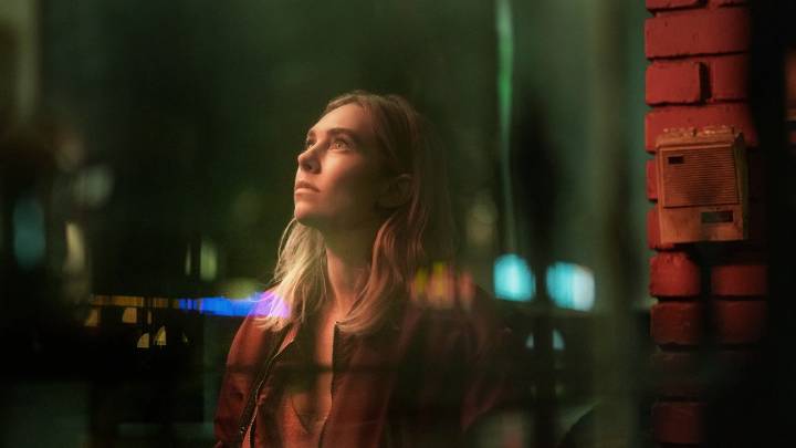 Vanessa Kirby cambia los superpoderes por 'La noche siempre llega', el nuevo thriller de Netflix que no te dejará dormir... ni a ella tampoco