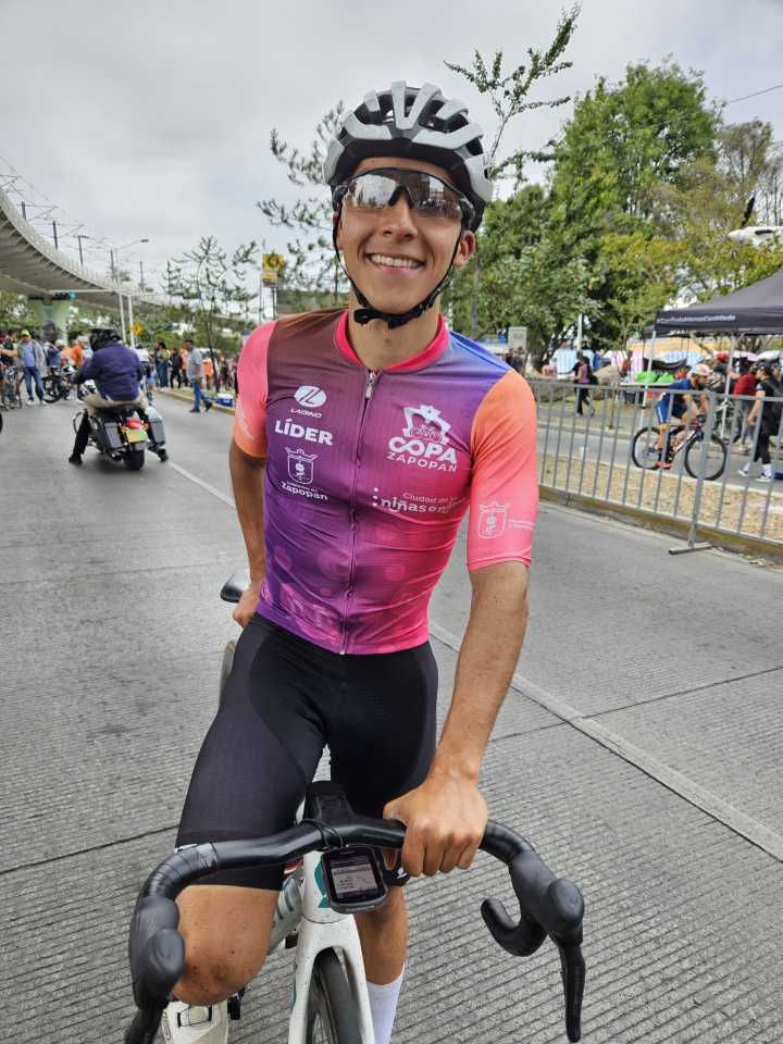 César Macías logra tercer lugar en la primera etapa del Tour de l’Avenir 2025