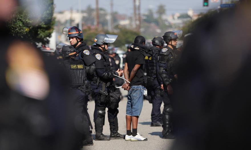 Activistas condenan que agentes migratorios se camuflen en camión de mudanzas para redada