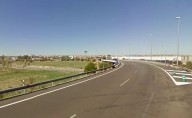 Choque entre un camión y un turismo en la rotonda de E.Leclerc