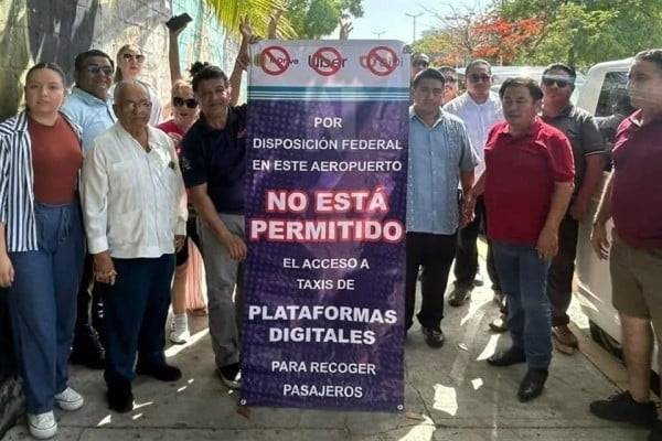Marchan transportistas en Cancún; piden salida de Uber