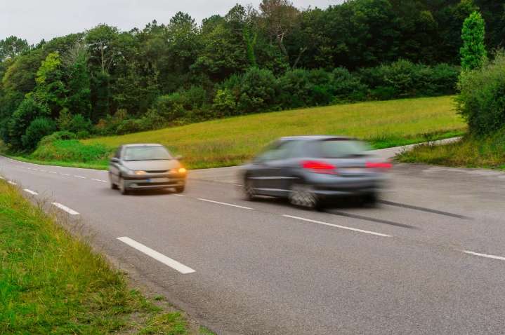 ¿Qué hacer si un vehículo se aproxima de frente?
