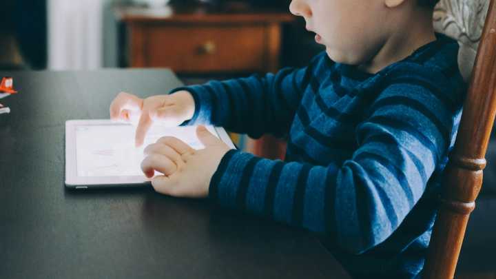 El peligro silencioso de la tablet y el móvil para tus hijos: un nuevo estudio lo vincula directamente con un mayor riesgo de enfermedades cardíacas