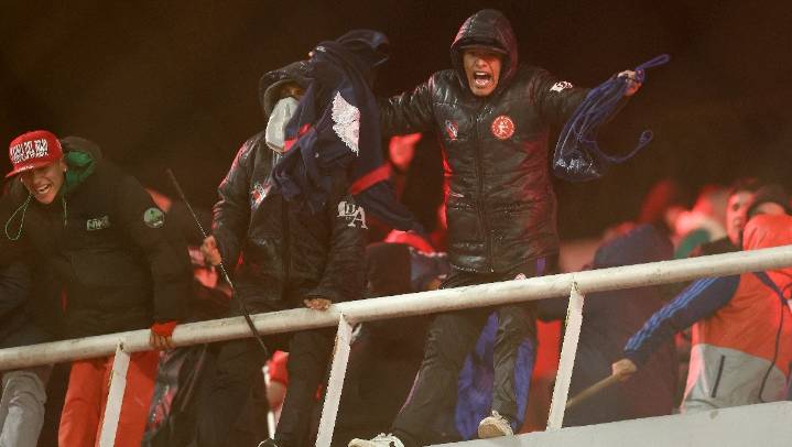 Hinchas de Independiente obligan a fans de la U de Chile a "pedir perdón"