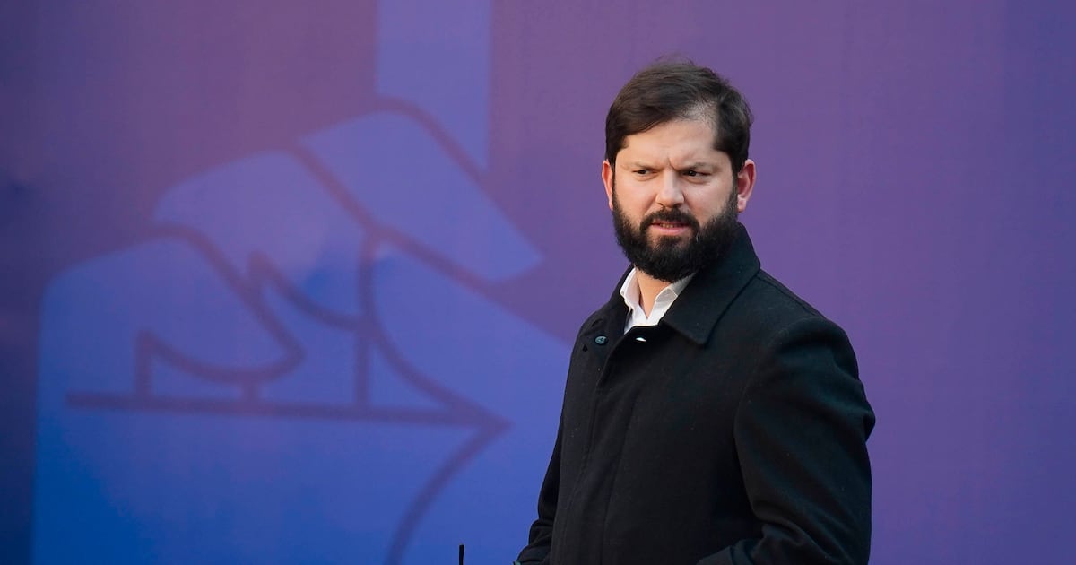 Boric instruye al ministro Elizalde viajar a Buenos Aires para “acompañar” a hinchas heridos en estadio de Argentina