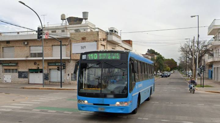 Investigan la denuncia de un ataque a balazos contra un colectivo de la línea 110
