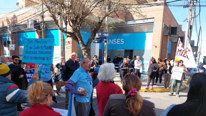 Jubilados autoconvocados se manifiestan en ANSES