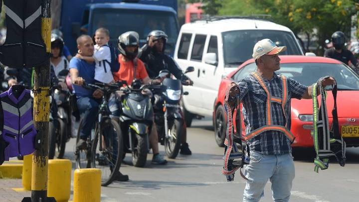 Motociclistas en Cali: ¿si el parrillero tiene una prenda reflectiva y el conductor no, lo pueden notificar? Movilidad responde