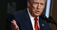 Las teorías de la conspiración se vuelven un arma de doble filo para Trump