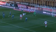 ¿Un "puñito" a lo Diego? Galera y bastón de Lescano y la palomita de López Muñoz para la goleada de Argentinos ante Racing