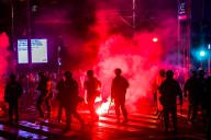 La sede del partido gobernante de Serbia en Novi Sad es atacada durante protestas