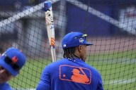 Kids again! Mets, Mariners cardboard race, pin trade, talk baseball with Little Leaguers