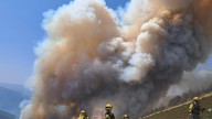 La tormenta seca y los vientos erráticos podrían desatar nuevos frentes en el incendio de Molezuelas de la Carballeda