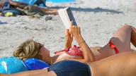 Una psicóloga revela cuál es el detalle que nos ayuda a reducir el estrés cuando estamos en la playa: "Tiene que ver con los ritmos biológicos"