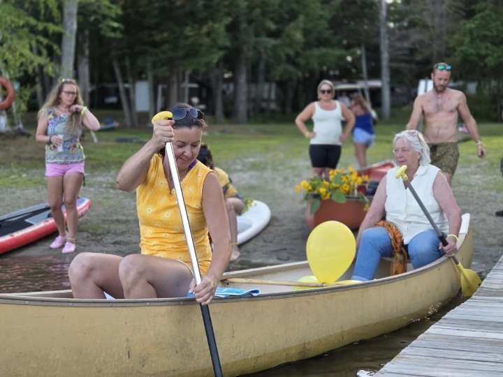 Scores gather at Maine pond to honor slain paddleboarder
