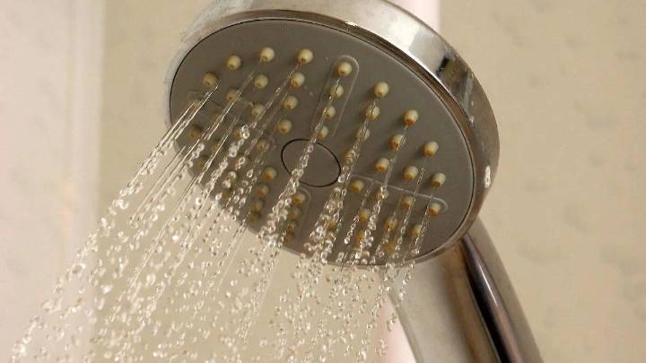 ¿Bañarse con agua caliente es riesgoso?, esto explica la UNAM