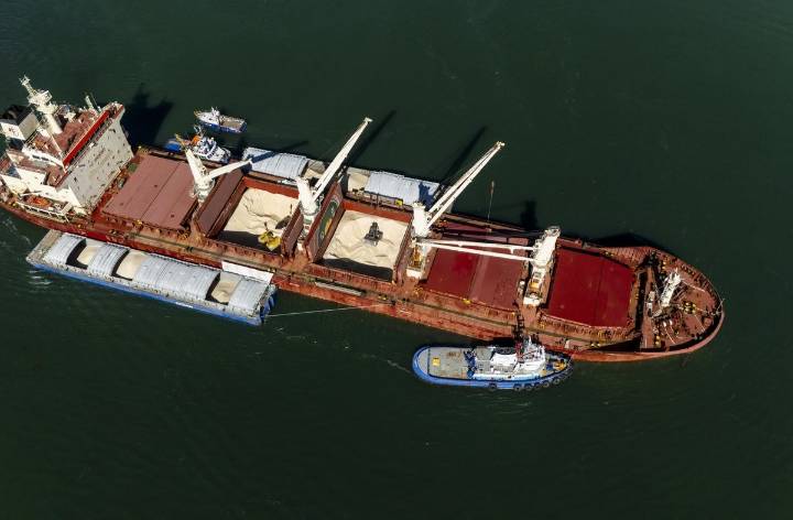 Operation to free ship run aground in St. Lawrence River near Montreal complete