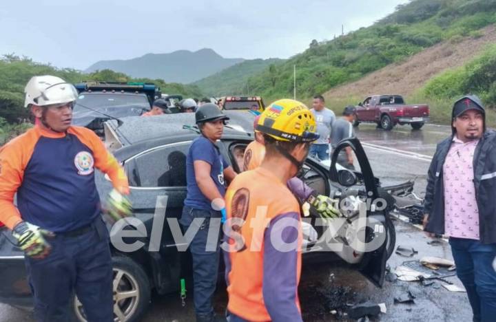 Tres personas y una mascota murieron en una carretera de Anzoátegui luego que un Orinoco se estrelló contra un camión 350