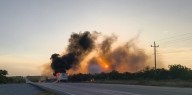 Guardia Estatal atiende incendio de tráiler en la Carretera Federal 101