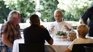 El papa León XIV celebra misa para personas sin hogar y las invita a almorzar en su villa de verano