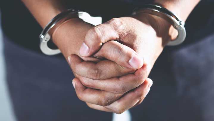 Arrestan a joven por agredir a su expareja embarazada en Santa Isabel