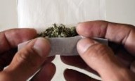 Bajo fianza un hombre acusado de suministrarle cigarrillo de marihuana a su hijo de 16 años