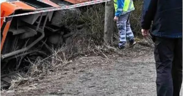 Volcó un colectivo que viajaba con 20 pasajeros: así se encuentra el chofer