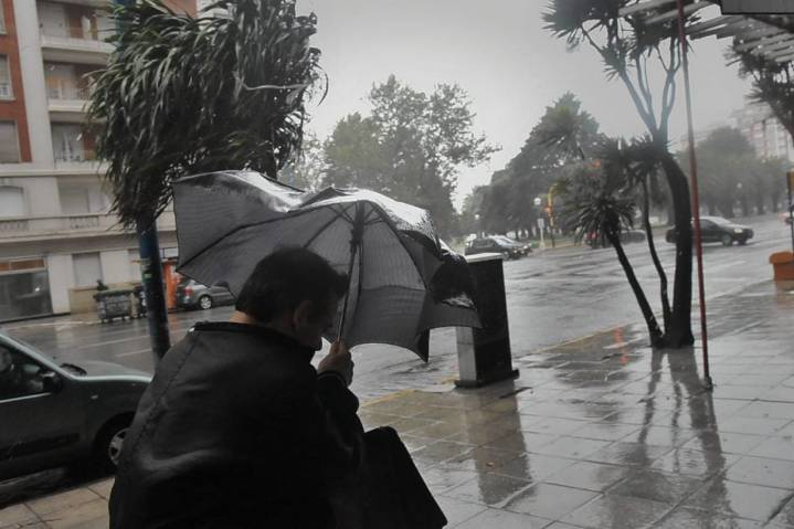 Avanza el temporal: emiten doble alerta amarilla por lluvias y vientos para este lunes en Mar del Plata