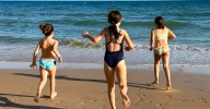 Padres y madres lo confirman: estas son las 13 playas favoritas de Málaga para ir en familia: "Ideales para ir con niños pequeños"