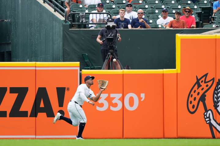 Tigers outfielder leaves game with foot injury