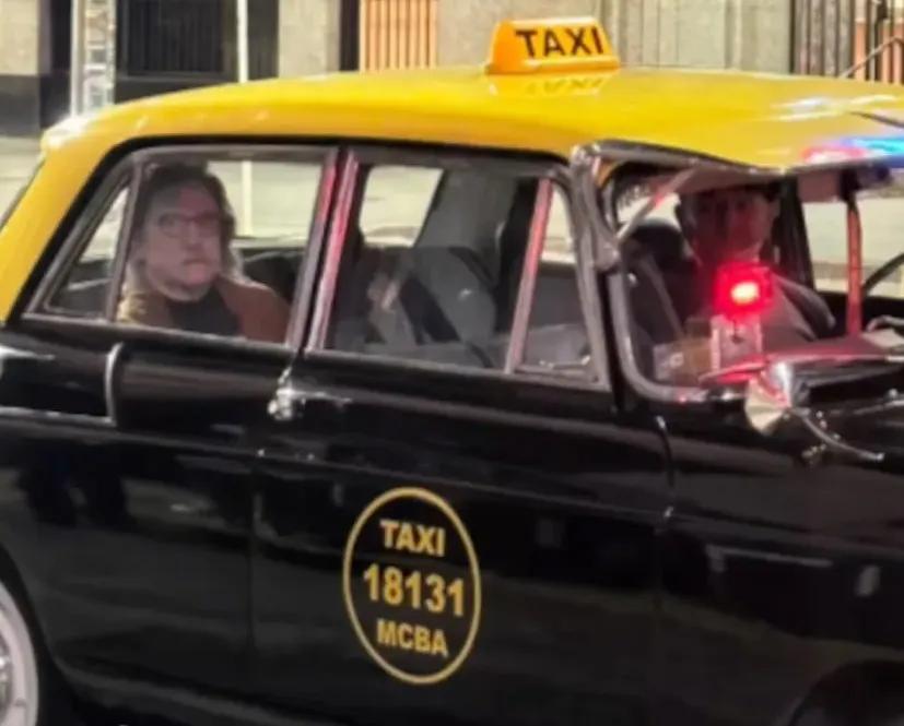 Charly García fue visto en el asiento de atrás de un taxi antiguo y generó furor en redes