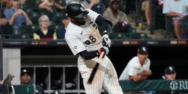 Luis Robert Jr. has left hamstring strain