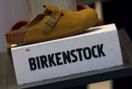 Birkenstock sube con fuerza en Bolsa gracias a sus zuecos de moda y el aumento de los precios de sus sandalias