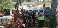 Una mujer cae a un socavón mientras caminaba en la Gustavo A. Madero
