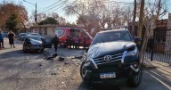 Fuerte choque entre una camioneta y un auto en Desamparados