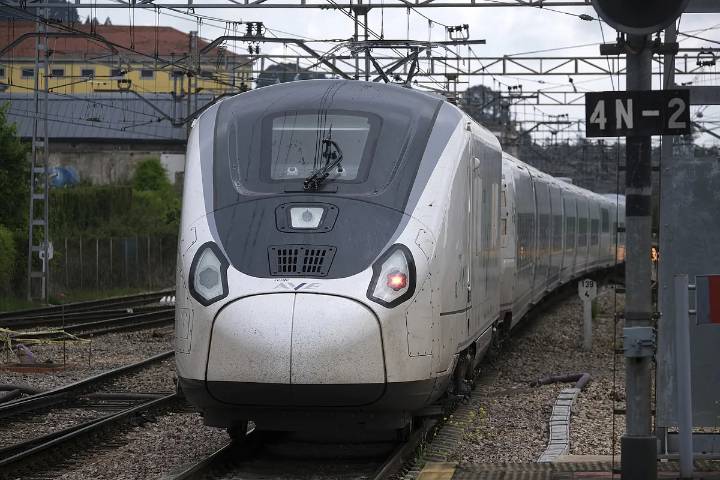 Restablecida la circulación del AVE Madrid-Barcelona tras un fuego en Guadalajara