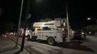 Vecinos de Valle Oriente retienen camión de la CFE por corte de luz de 4 días