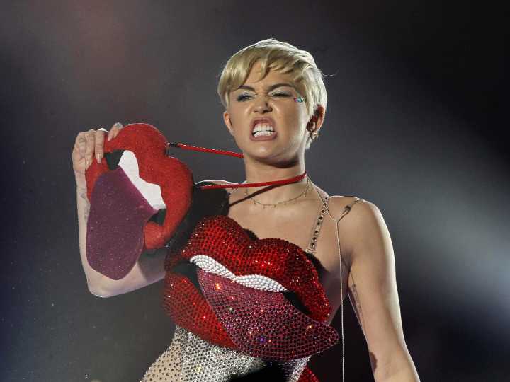 El día que Miley Cyrus apareció desnuda en un videoclip, dividió a su público y dejó atrás su imagen de chica Disney