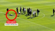 Cazan a Laporta tumbado sobre el césped del Camp Nou… ¿grabando un anuncio de la vuelta del Barça?
