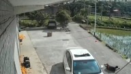 Captan en VIDEO el brutal momento en que trabajador resbala, cae de un cuarto piso e impacta contra auto
