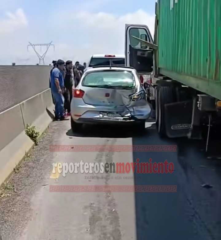 TRÁILER SE QUEDÓ SIN FRENOS Y PROVOCÓ CARAMBOLA AUTOMOVILÍSTICA EN EL LIBRAMIENTO BICENTENARIO; TEMOAYA