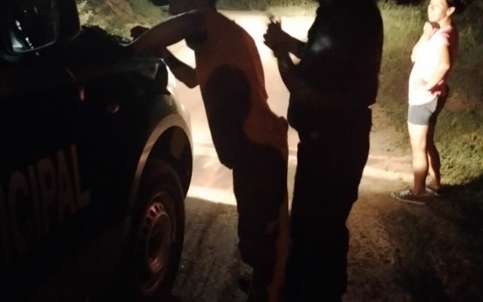 Policías de Jalpan detienen a una pareja por faltas administrativas