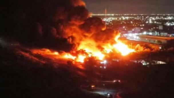 Incendio de alta magnitud en "Recicladora" provoca evacuaciones y cierre en carretera Monterrey