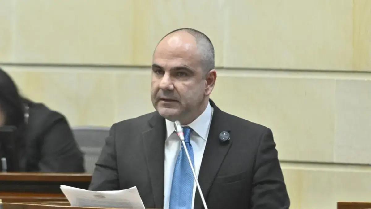 'A Álvaro Uribe Vélez le violaron sus derechos fundamentales': Gabriel Vallejo, director del Centro Democrático, tras libertad del exmandatario