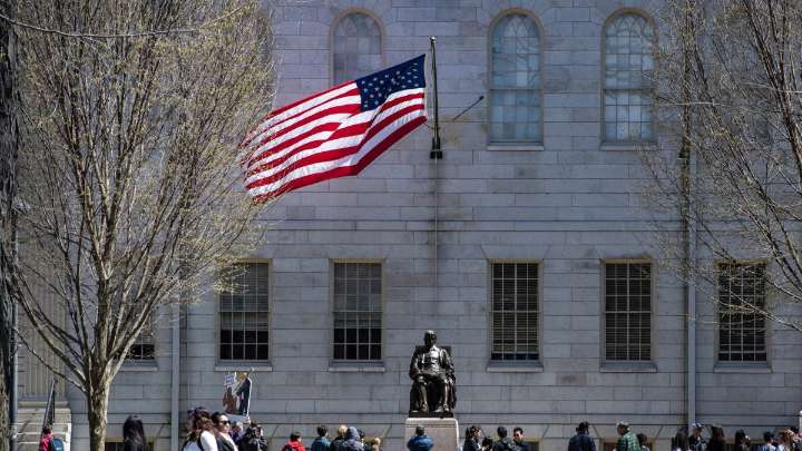 Una juez federal invalidó la congelación de 2.200 millones de dólares de la Administración Trump a Harvard