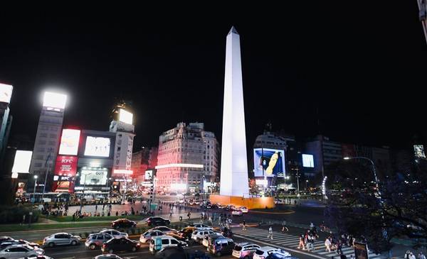 Asombro por el futuro del Microcentro en un siglo, según la IA