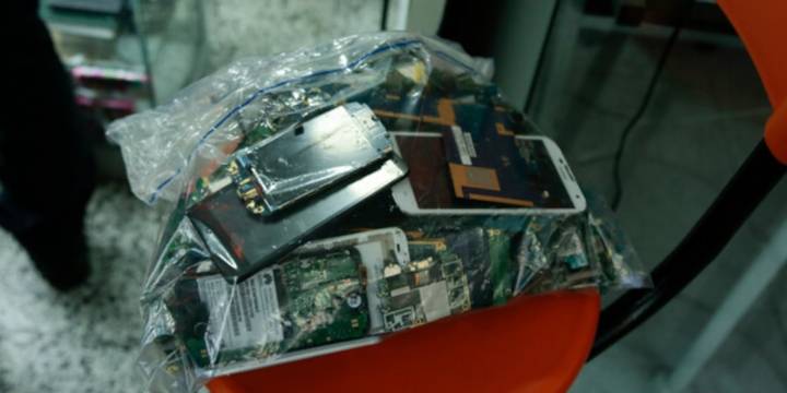 Negocio de familia: entre 4 personas entretienen a un vendedor para robar el celular en una tienda, todo quedó en video