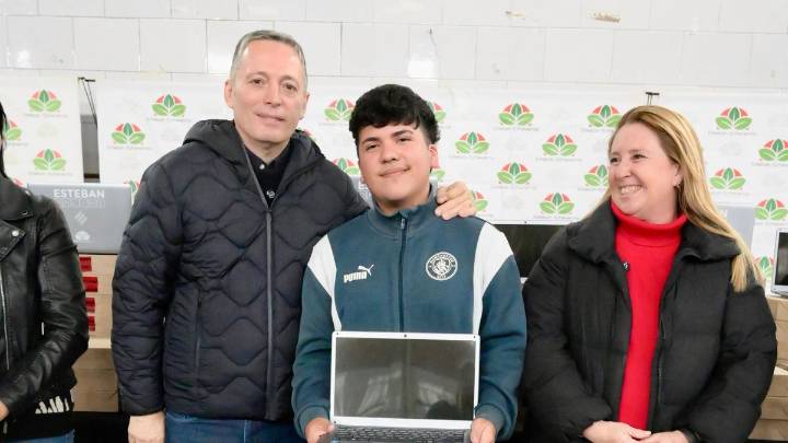 Esteban Echeverría: el Municipio entregó más de 800 computadoras a estudiantes de secundaria