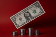 Peso retrocede en un mercado atento a datos de inflación en EU